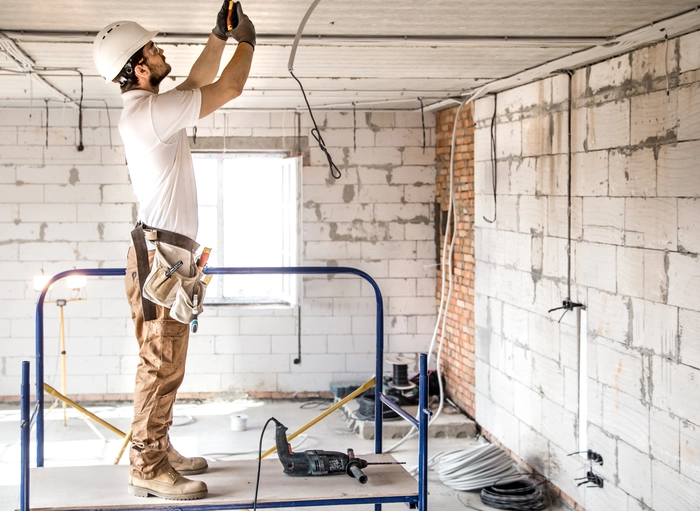 Un ouvrier sur le chantier de rénovation